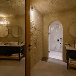 The Niche Cave Готель